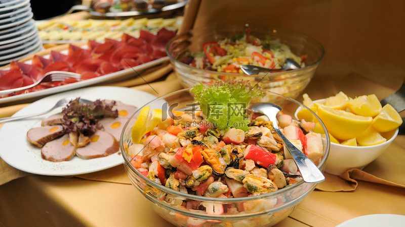 在选择学校食材配送公司时，首先要审查其资质。以下是一些关键指标：